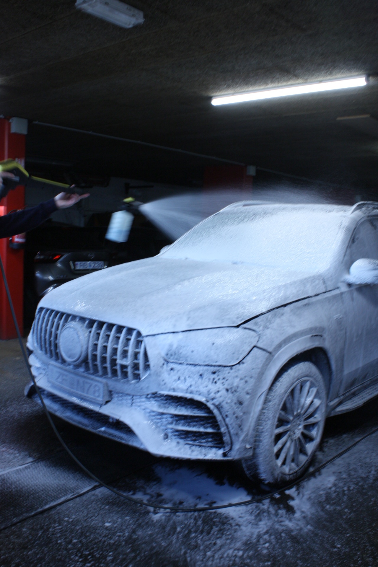 Mercedes þakinn þykkri sápu í bílakjallara